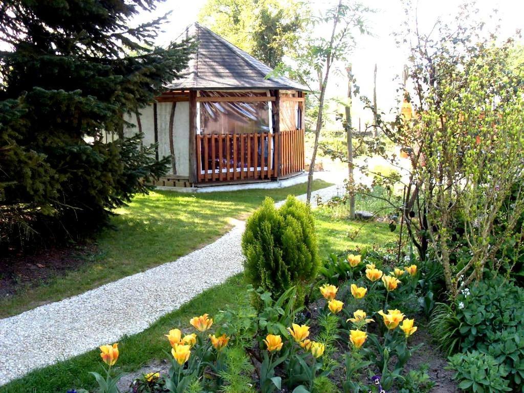 Les Petites Chapelles Bed & Breakfast Saint-Pierre-de-Plesguen Bagian luar foto