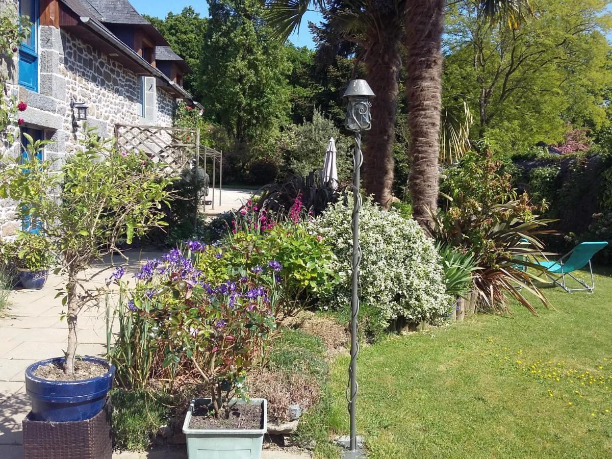 Les Petites Chapelles Bed & Breakfast Saint-Pierre-de-Plesguen Bagian luar foto